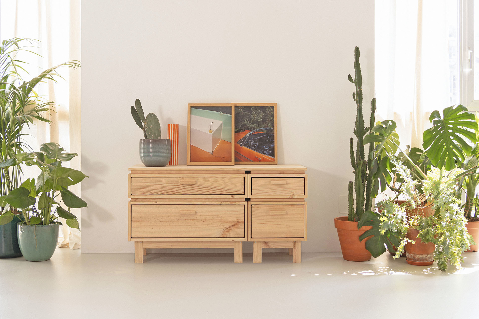 Imagen de ambiente 1 para:Cómoda de madera con patas